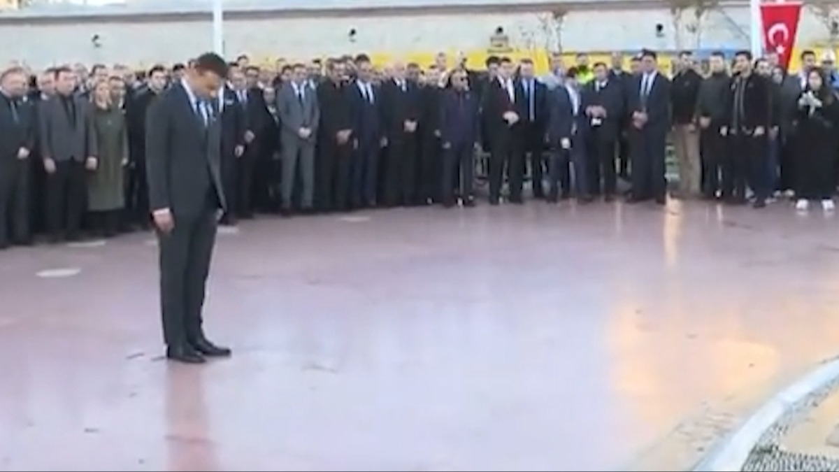 Vatandaşlar tepkiyle karşıladı! CHP İl Başkanı Çelik anma törenine çelenk getirmeyi unuttu