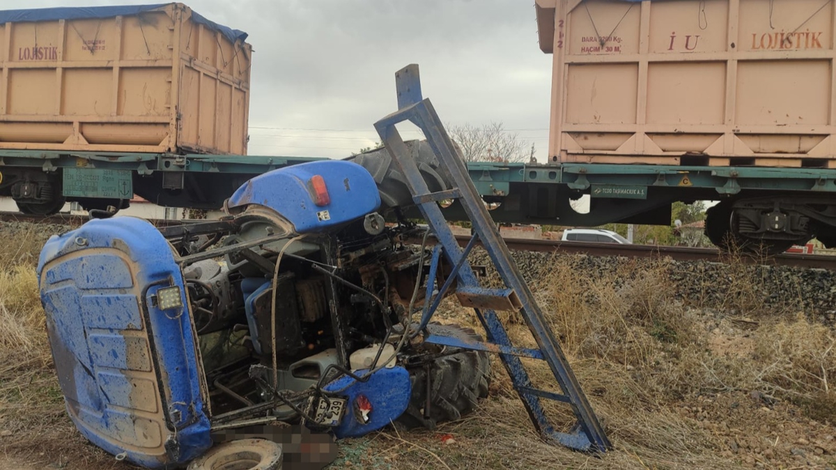 Afyonkarahisar'da tren trakt�re �arpt�: 1 �l�, 1 yaral�