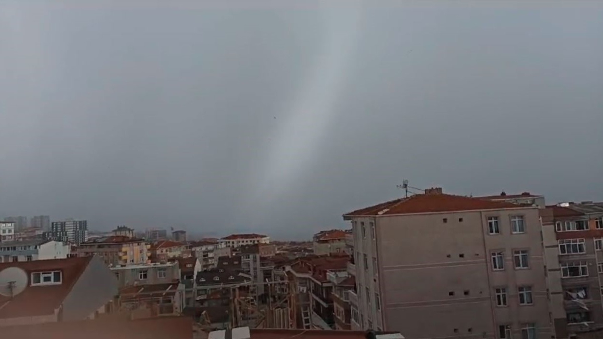 K���k�ekmece g�l�nde olu�an hortum pani�e neden oldu 