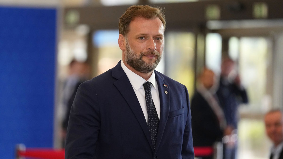 Trafik kazasnda ar yaralanan Hrvatistan Savunma Bakan grevden alnd