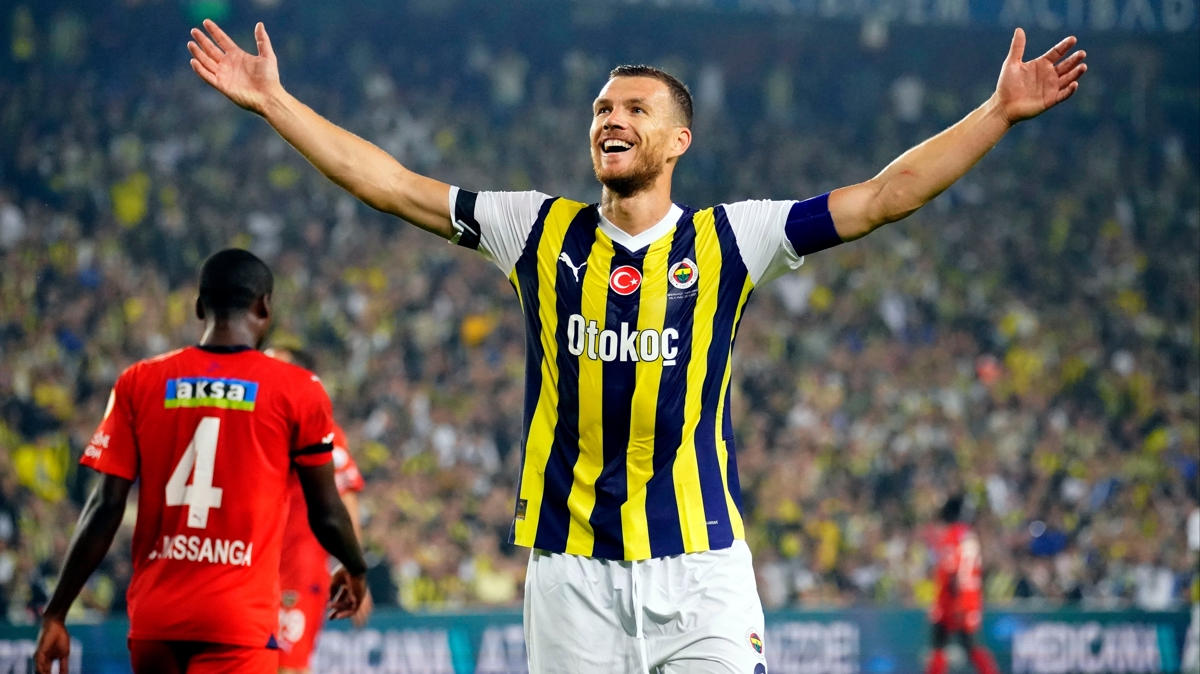 Edin Dzeko frsat elinin tersi ile itti! 