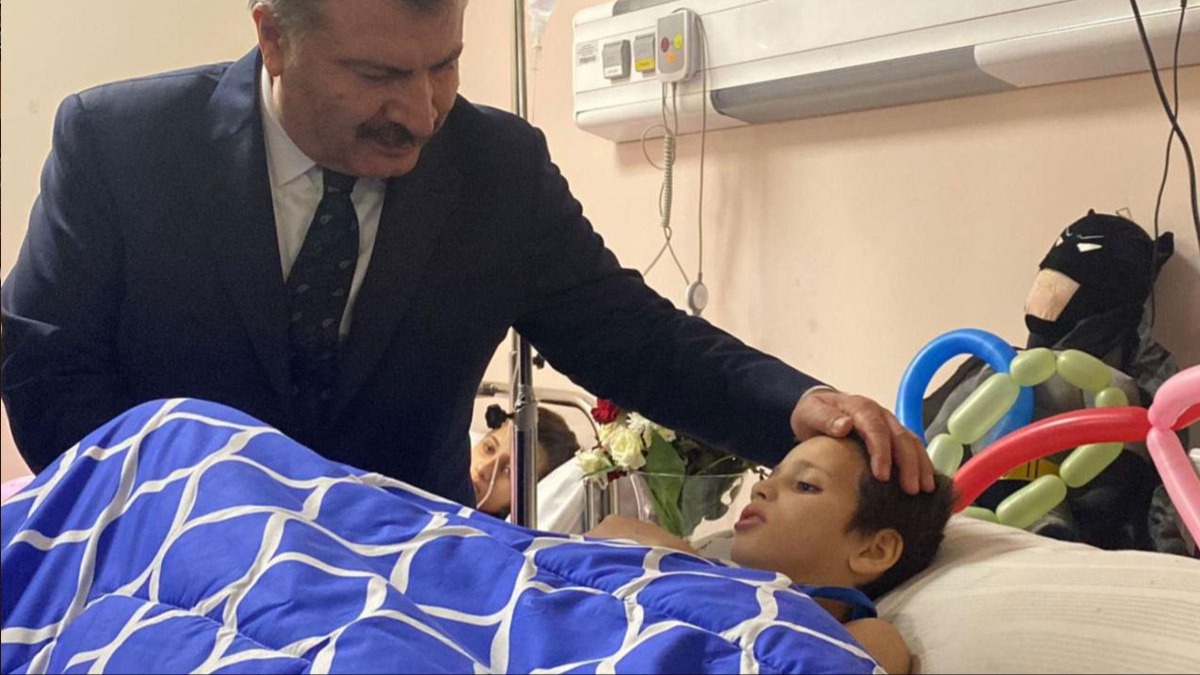 Bakan Koca, Filistinli kanser hastas ocuklar ziyaret etti