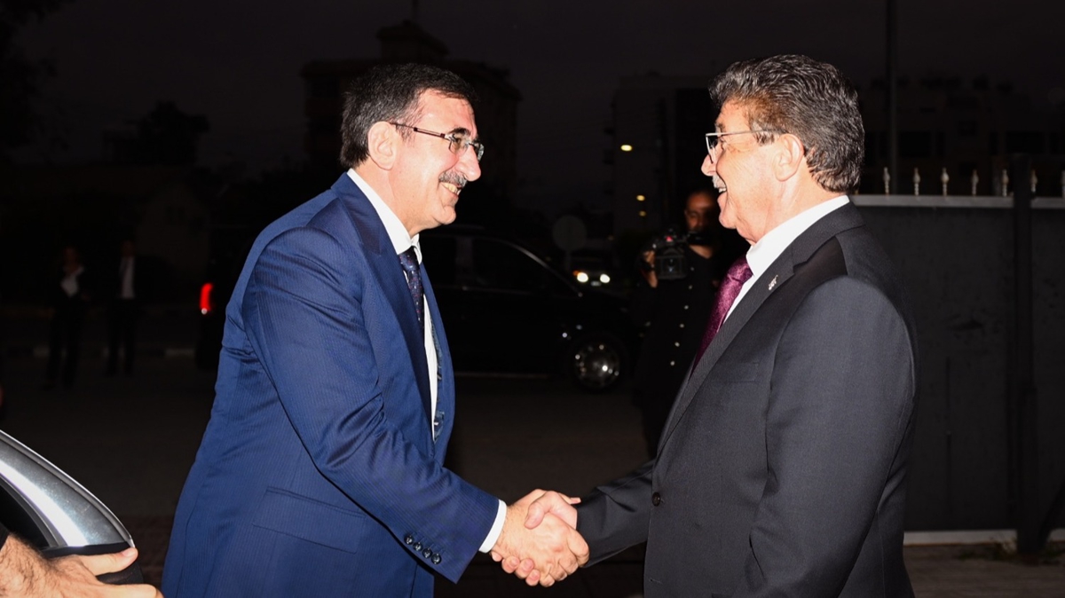 Cumhurbakan Yardmcs Ylmaz, KKTC Babakan stel ile bir araya geldi  