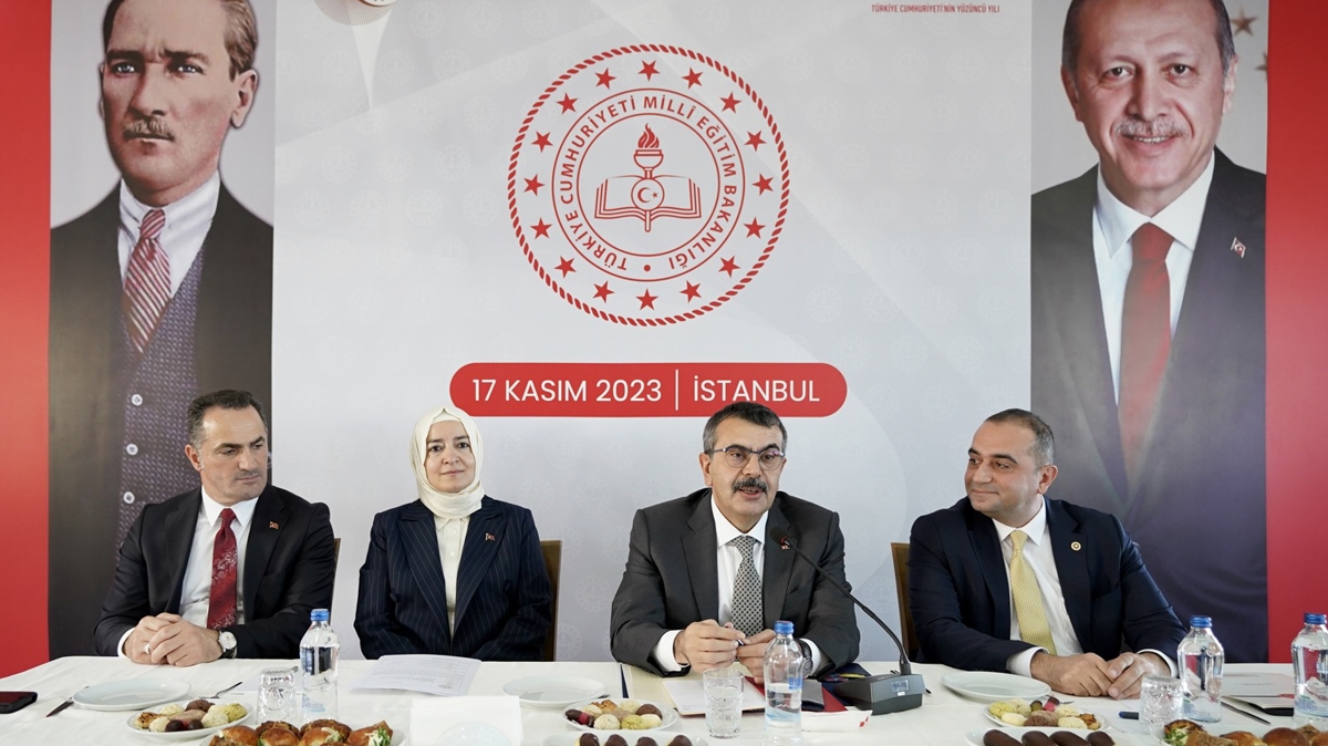 Bakan Tekin, aznlk okullar temsilcileriyle bulutu