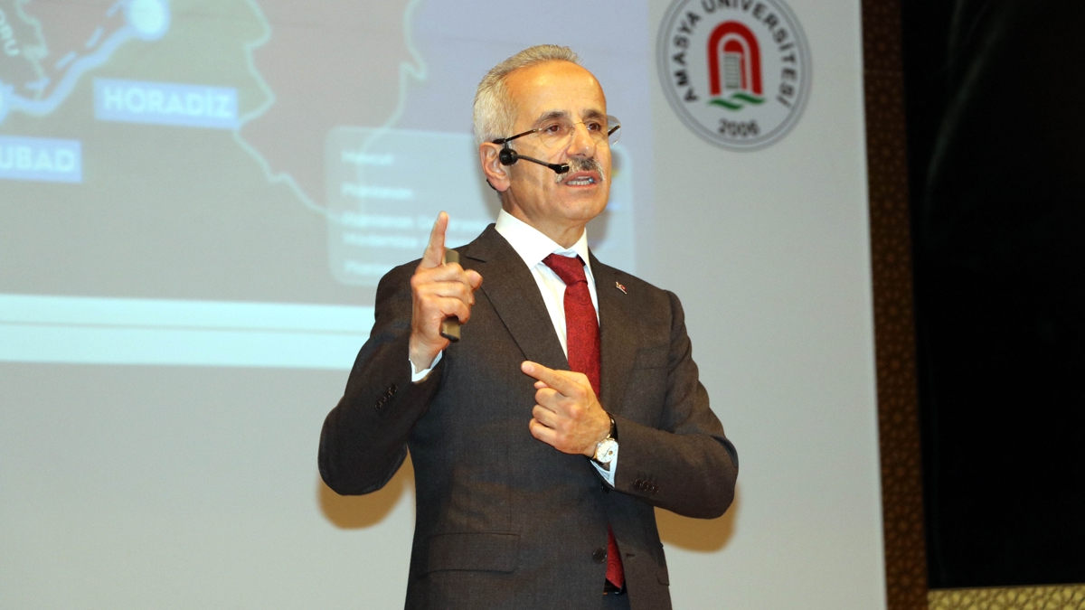 Bakan Uralolu, ''ilk ders'' sunumunu yapt