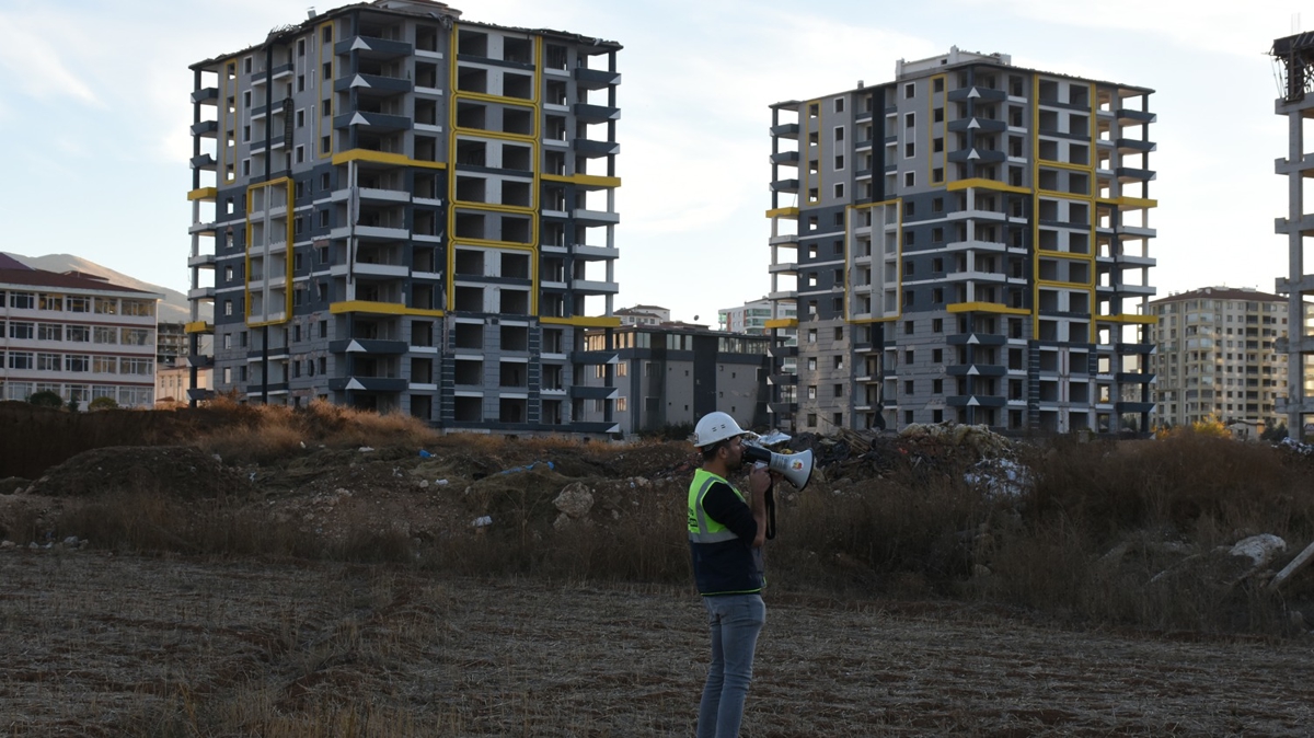 Malatya'da ar hasarl binalarn ykm sryor