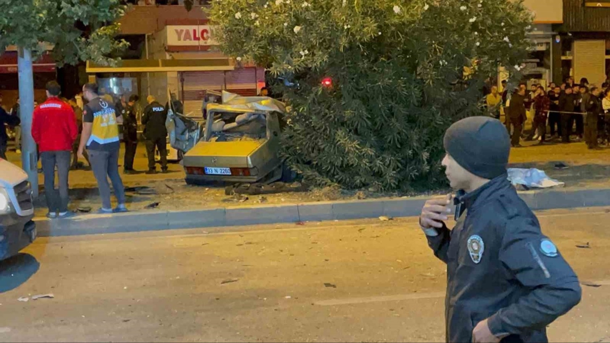 Adana'da feci kaza! Otomobil ikiye blnd: 3 l