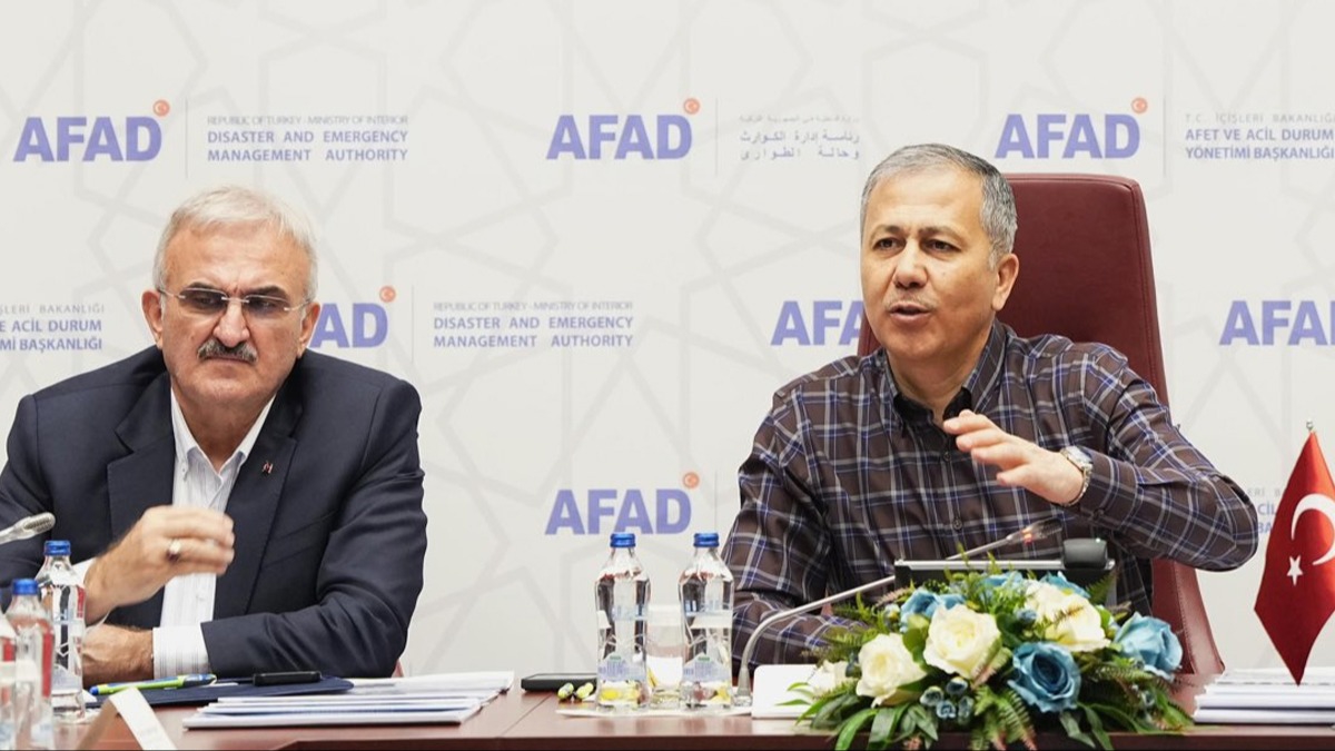 Bakan Yerlikaya, AFAD ile değerlendirme toplantısı gerçekleştirdi