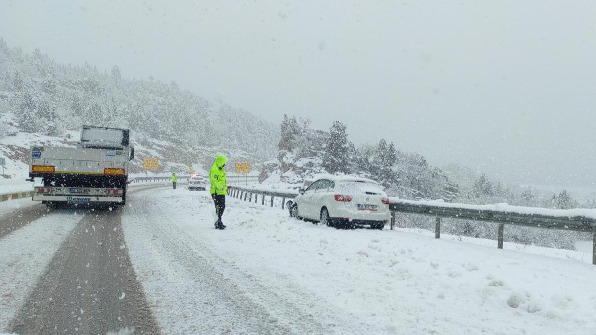 Ankara-Zonguldak kara yolunda kar ya nedeniyle ulam aksyor 