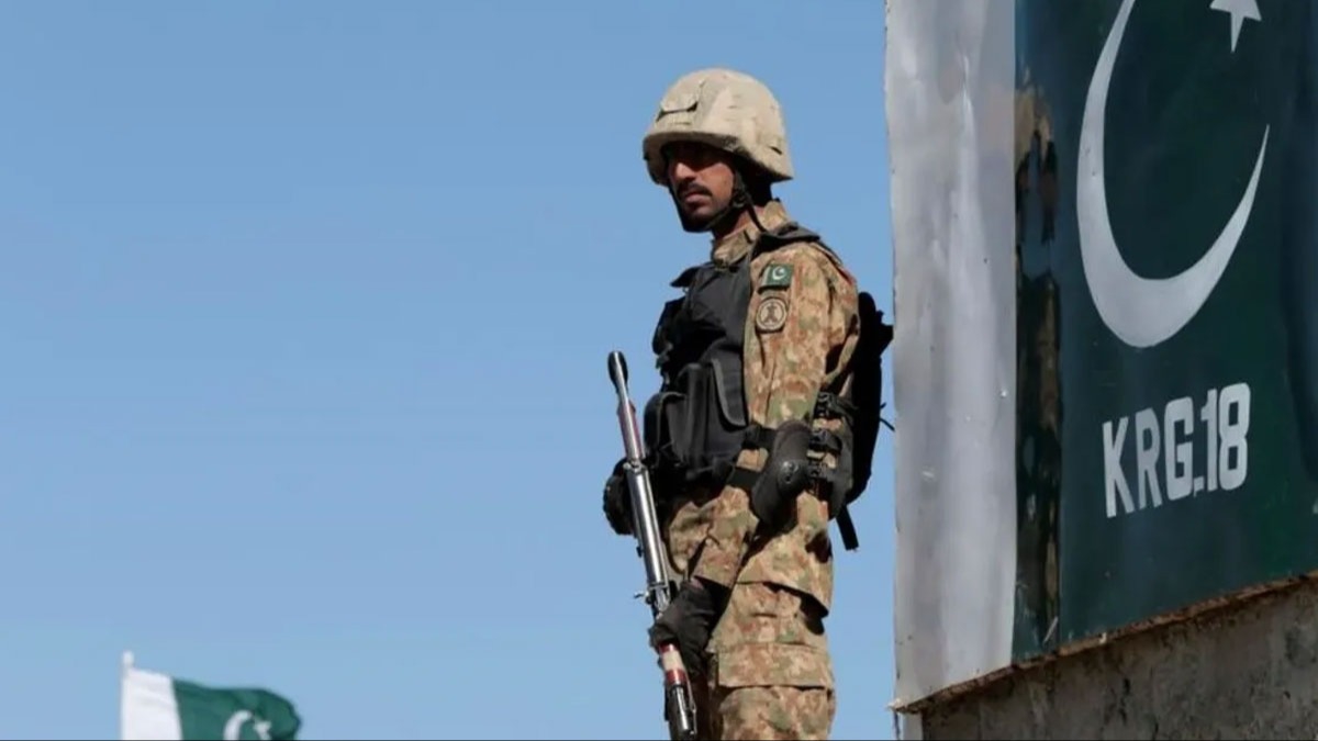 Pakistan'da atmalar sryor: 4 militan ldrld