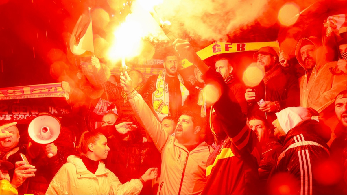 Trk futbol camias soykrma kar omuz omuza