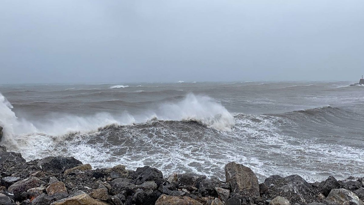 Zonguldak'ta frtna nedeniyle snd limandan ayrlan gemiden haber alnamyor