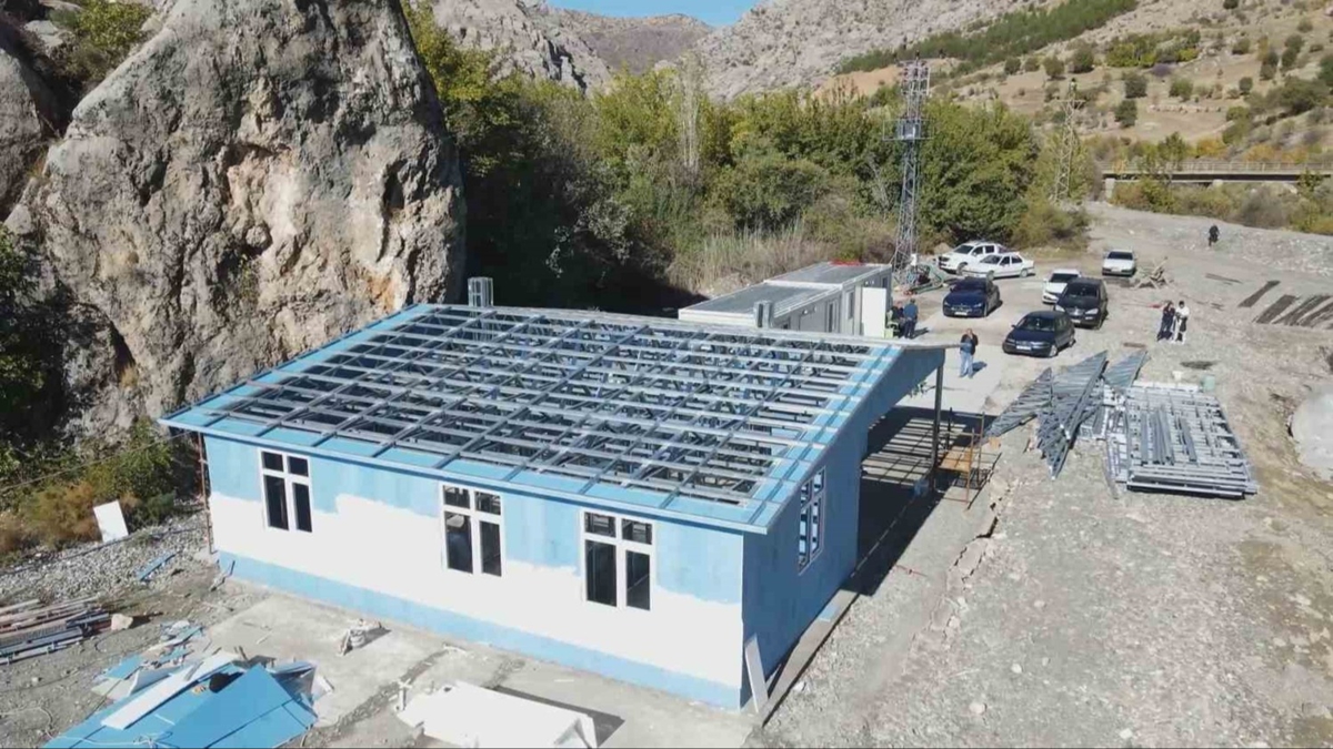 Bakan zhaseki duyurdu! Hafif elikten ky evlerinin yapm iin ilk kazma vuruldu 