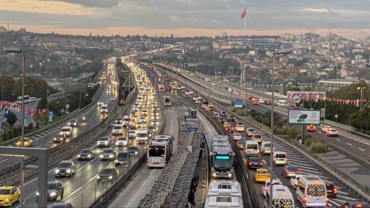 Okullar ald! stanbul'da trafik kilit