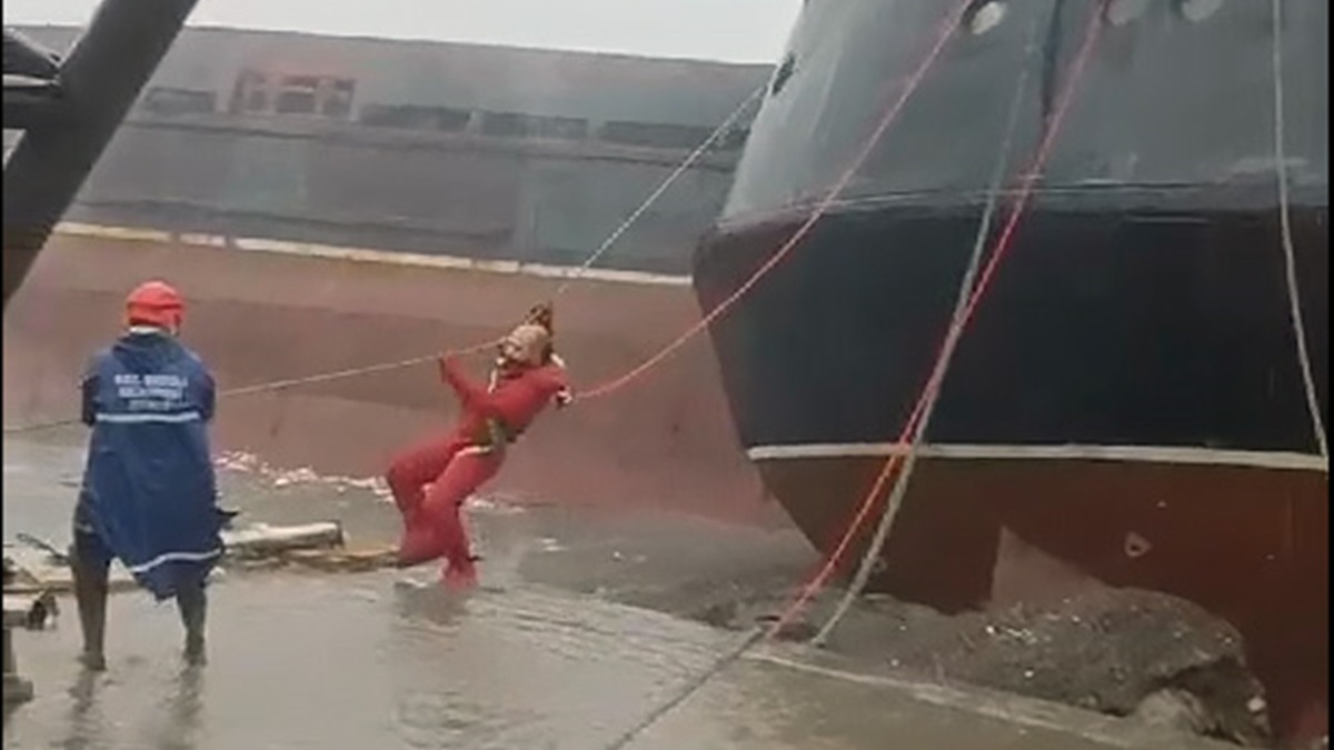 Zonguldak'ta ikiye blnen geminin personeli byle kurtarld
