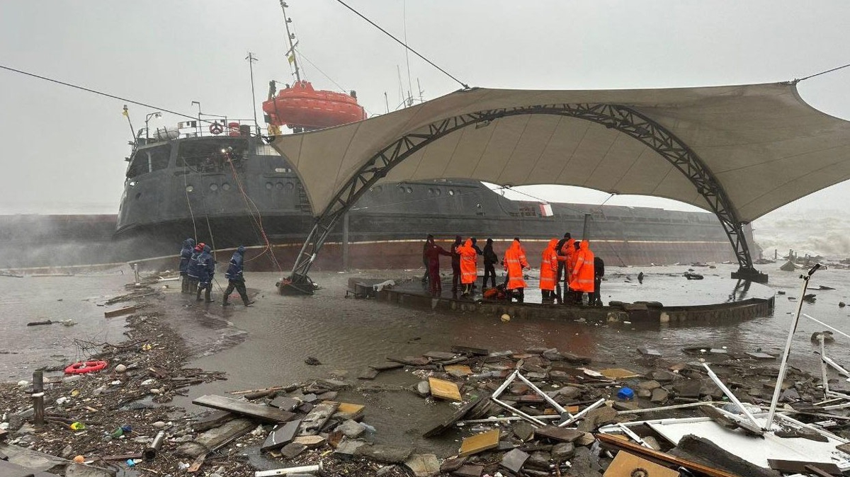 Zonguldak'ta Türk gemisi fırtına nedeniyle battı! ''12 kişilik mürettebattan haber yok''