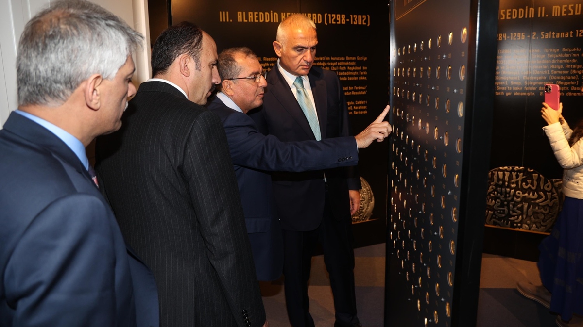 Bakan Ersoy, ''Trkiye Seluklu Hanedan Sergisi''ni gezdi: Dnyada eine az rastlanan bir alma