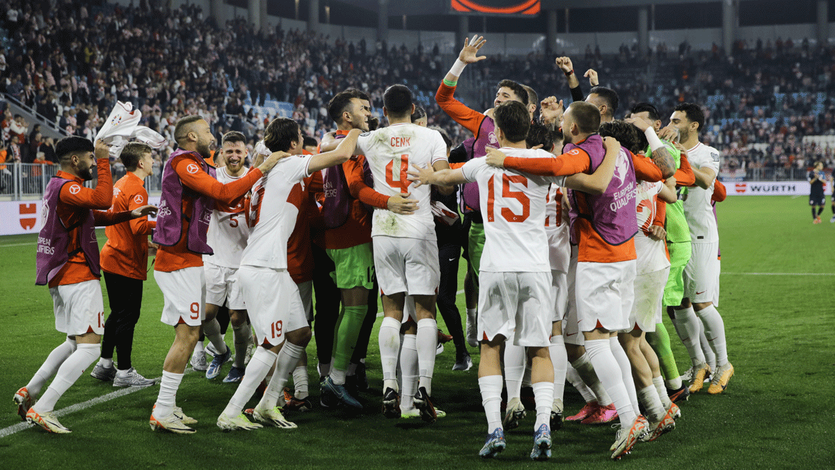 lklerin gecesi iin sahadayz! Hedef, grup liderlii