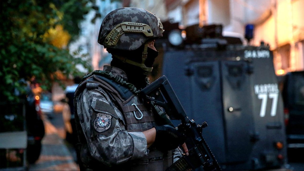stanbul'da 39 adrese e zamanl DHKP/C operasyonu: 23 gzalt