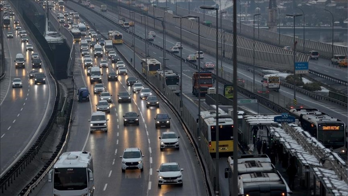 stanbul'da trafik younluu yaanyor 