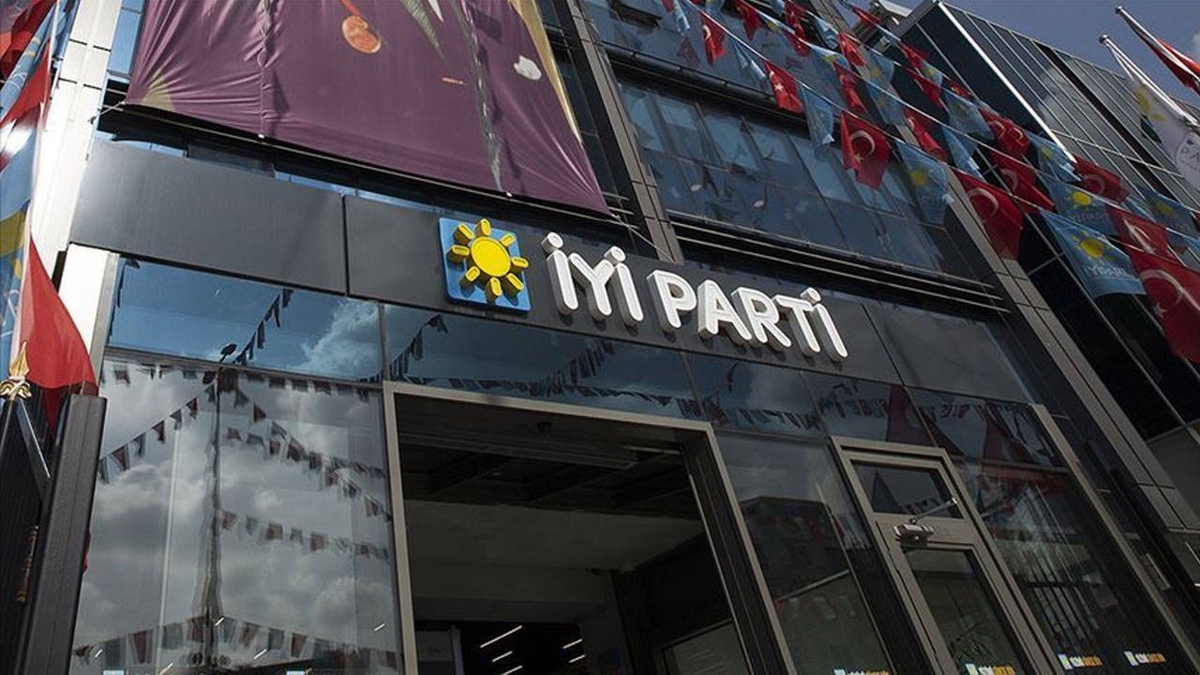 Y Parti'den kopu sryor! Bir isim daha istifa etti