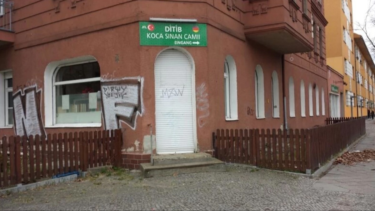 Almanya'da camilere irkin saldr! Zarflarla gnderdiler