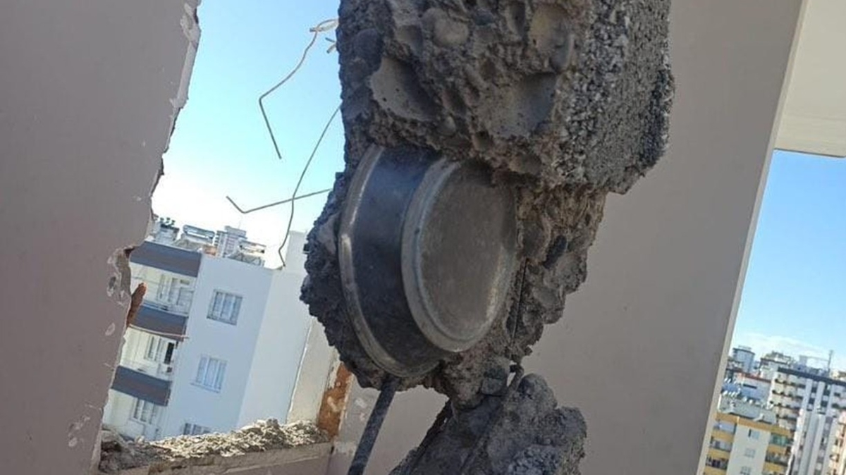 Aklalmaz olay! Ar hasarl binann beton balama noktasndan kt