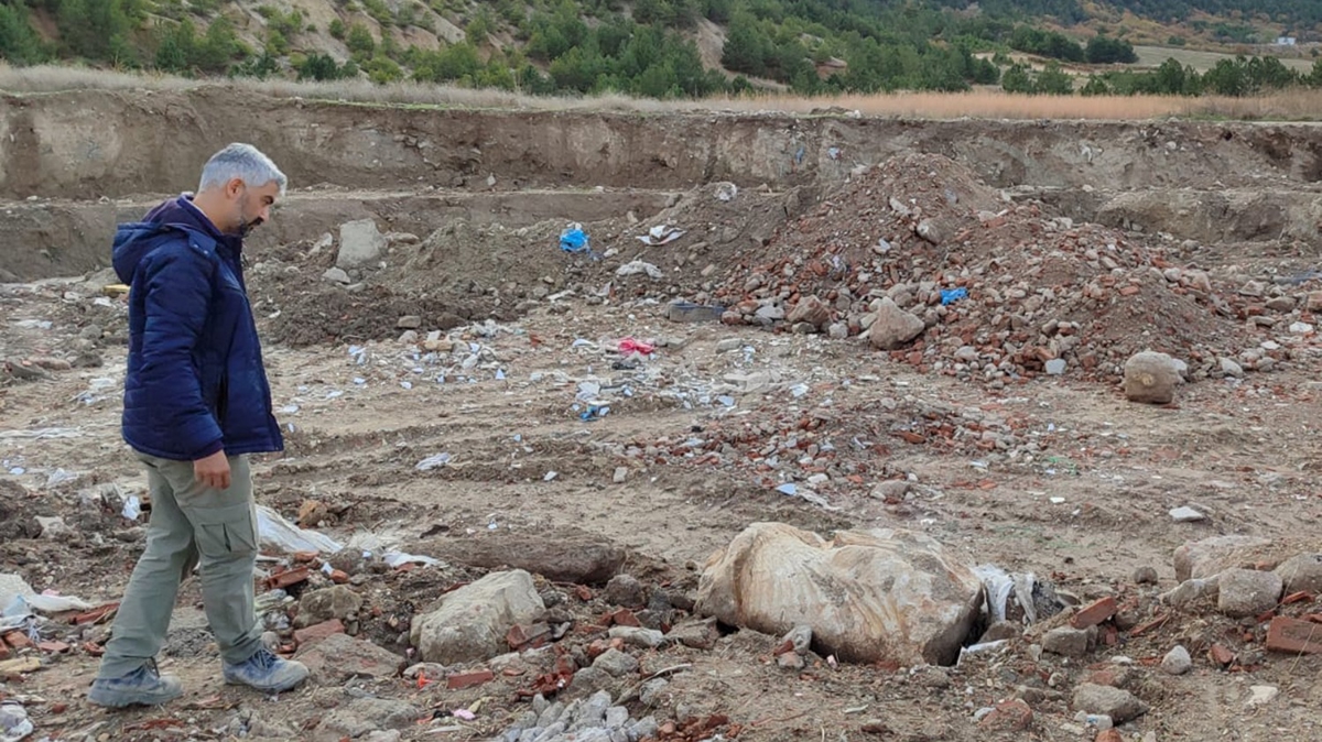 Belediyenin dkm sahasnda yaplan kazda heykel bulundu