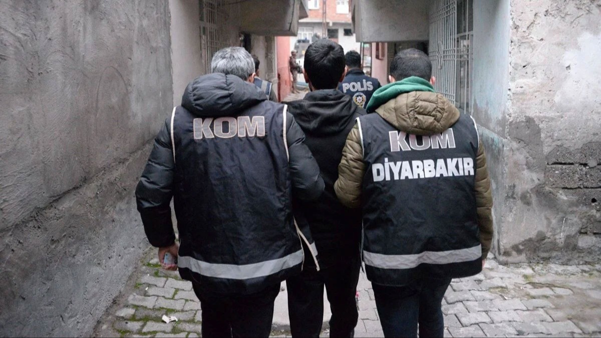 KOM'dan Diyarbakr'da e zamanl 'Elek' operasyonlar: 9 gzalt 