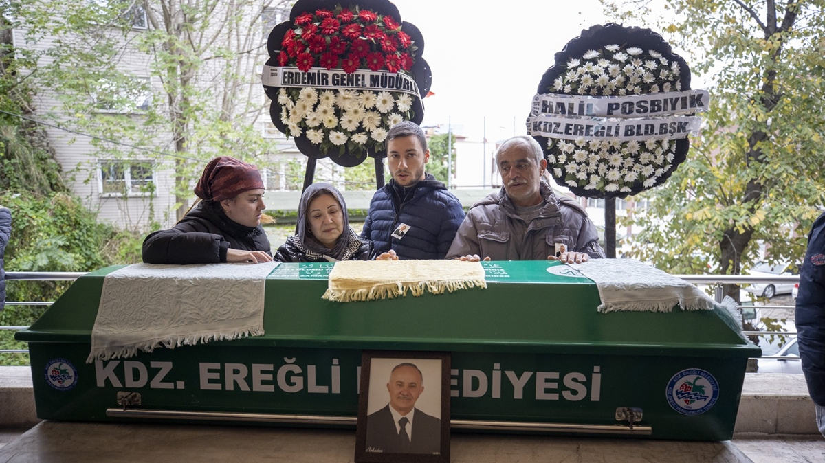 Batan geminin mrettebatndan Tamer zer'in cenazesi defnedildi
