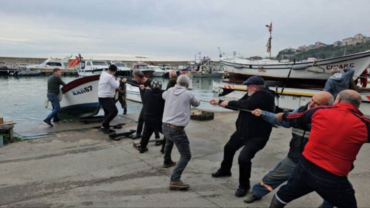 Fırtına uyarısının ardından balıkçılar tekneleri karaya çekti