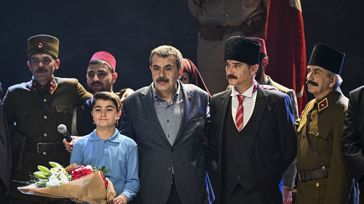 MEB'in ''Cumhuriyete Doru'' tiyatro oyunu Ankara'da ''perde'' dedi