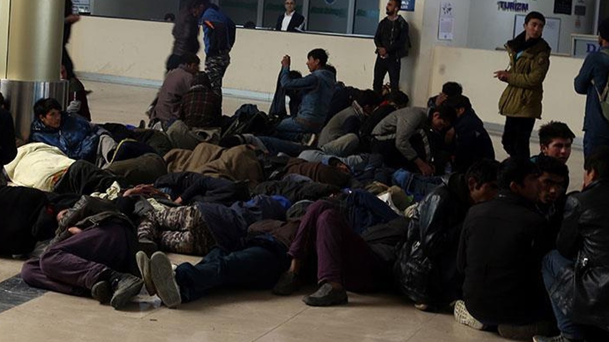 Polisin ''dur'' ihtarna uymadlar: 4 arata ok sayda dzensiz gmen yakaland