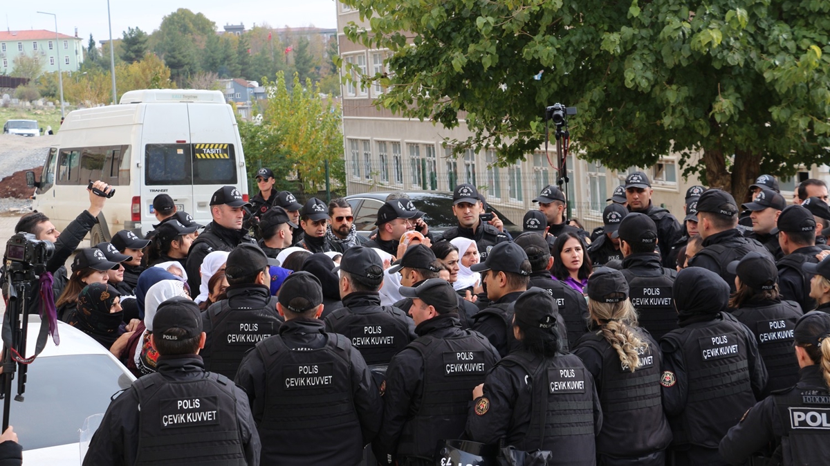 rnak'ta izinsiz basn aklamas yapmak isteyen gruba polis mdahalesi: 21 gzalt