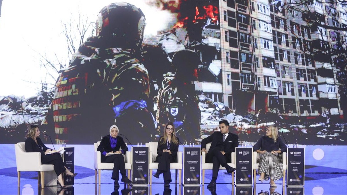 Uluslararas Stratejik letiim Zirvesi'nde ''nsani Krizler ve atmalar Arasndaki Hakikat Objektifi'' paneli dzenlendi