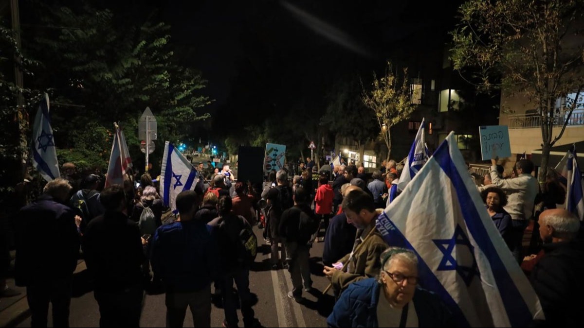 srailliler Netanyahu'ya tepkili: stifa edip hapse girmeli