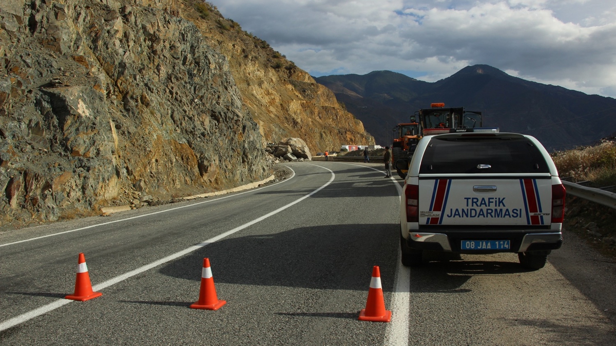 Ardahan-Artvin kara yolu ar tonajl ara geiine kapatld