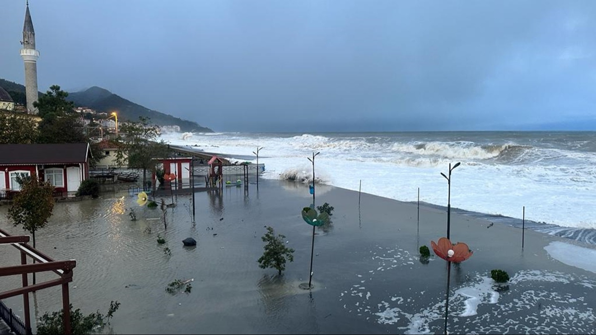 Karadeniz'de frtna dev dalgalar oluturdu