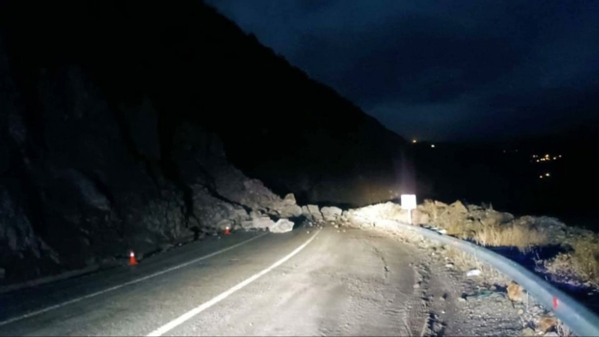 Artvin-Ardahan kara yolunda heyelan! ok sayda ekip sevk edildi
