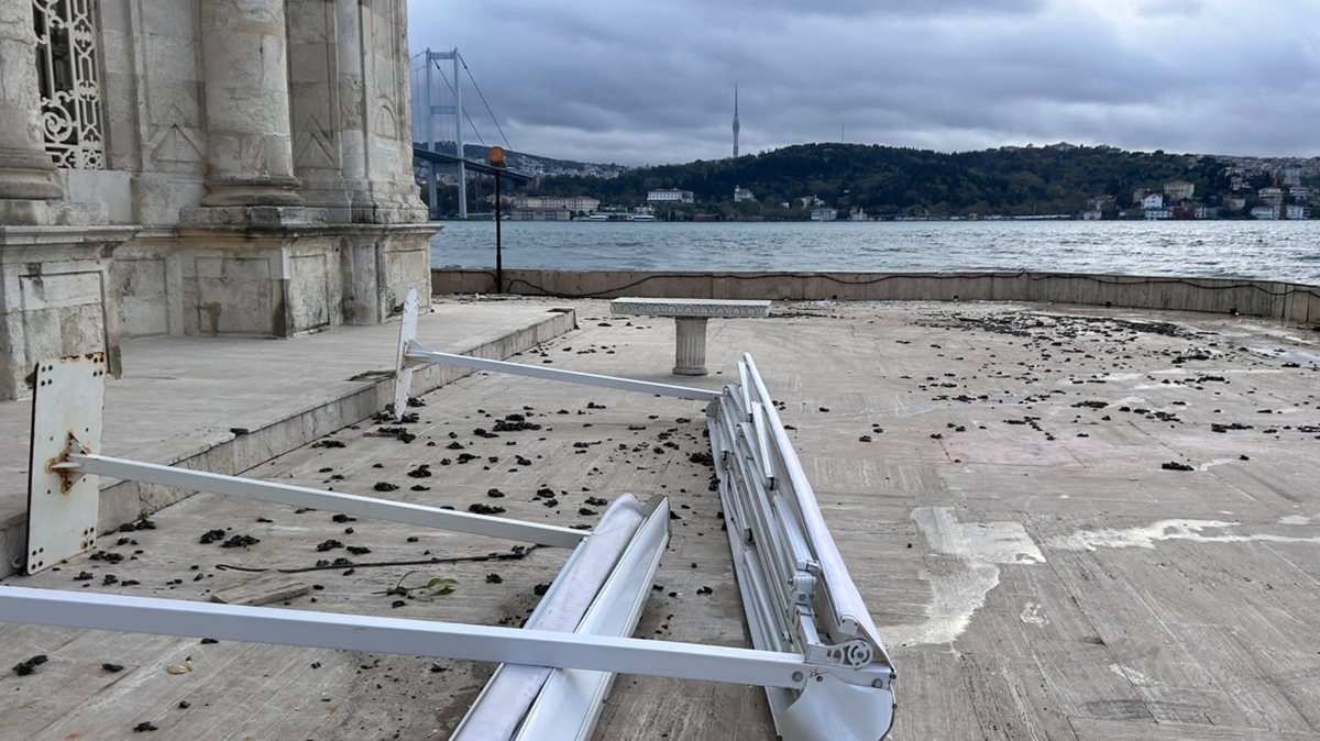 Lodos Byk Mecidiye Camisi'nin avlusuna hasar verdi