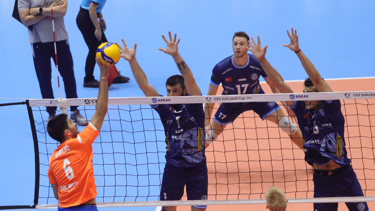 Arkas Spor, tur iin parkeye kyor