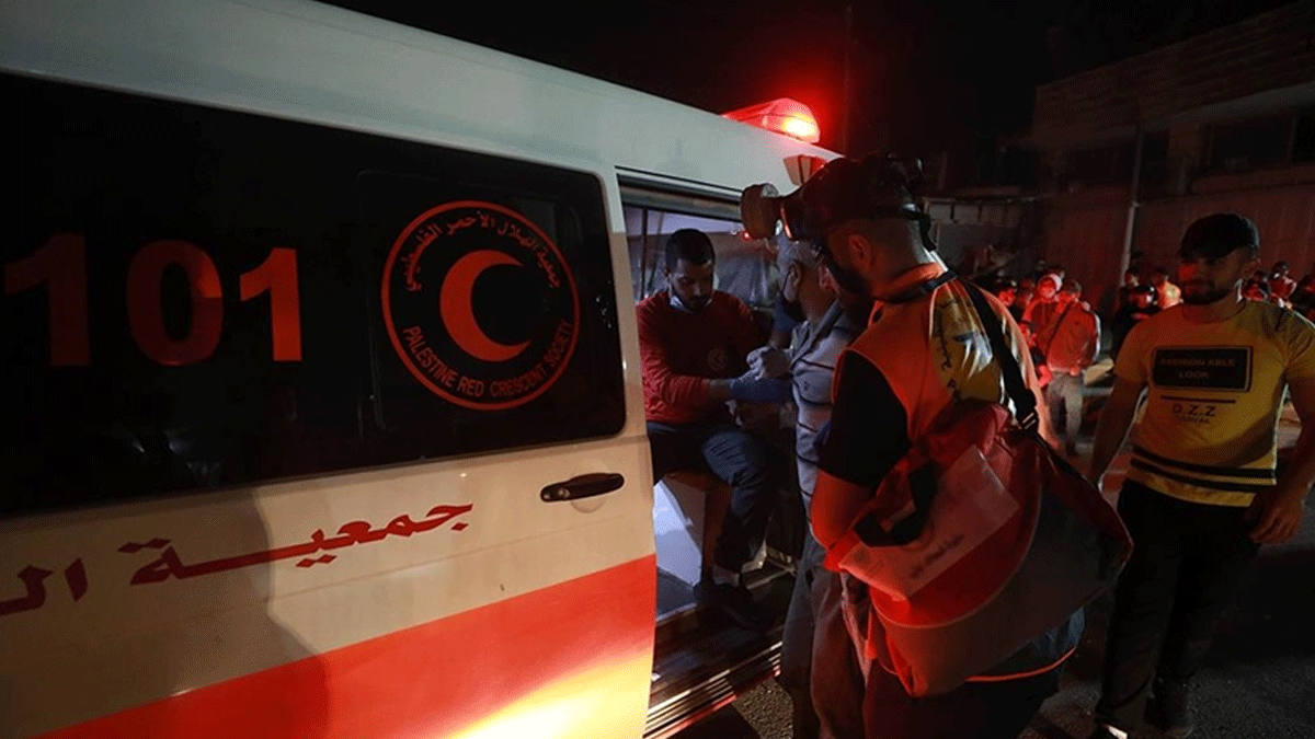 Bat eria'da srail terr! Yaral Filistinliye ambulansta gzalt