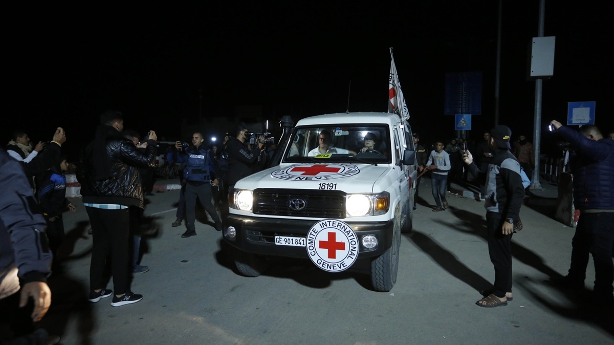 Hamas, srailli esirleri Kzlha yetkililerine teslim etti