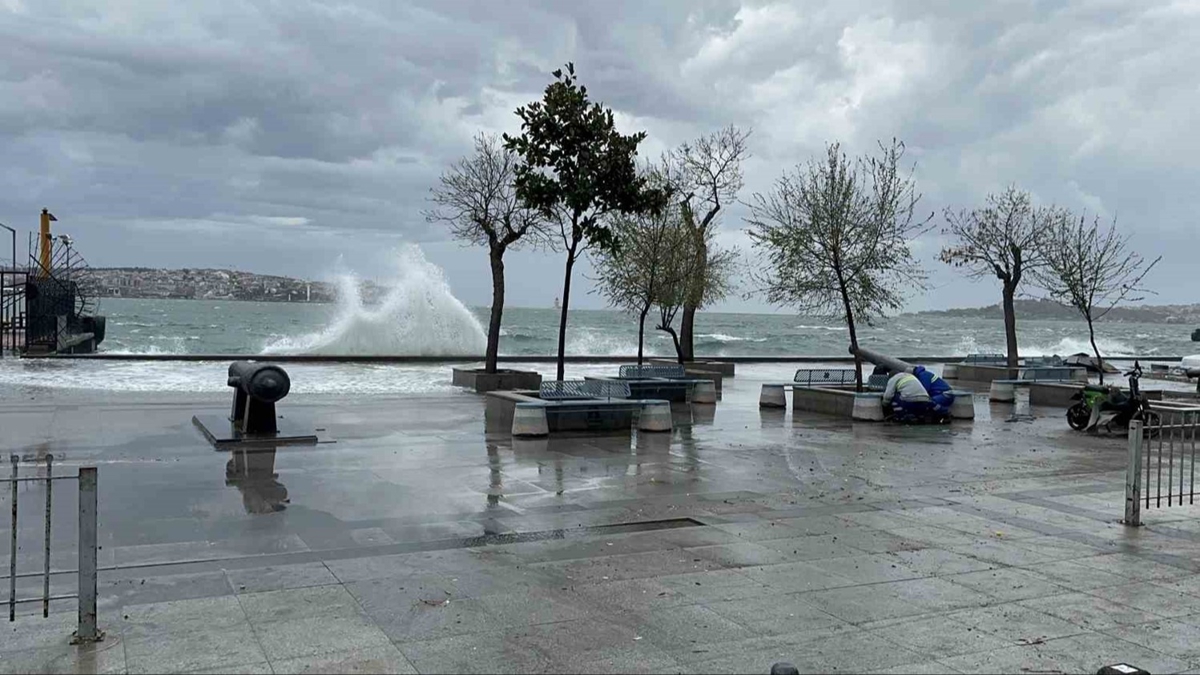 stanbul'da frtna hayat olumsuz etkiledi! Meteoroloji'den sar ve turuncu kodlu uyar