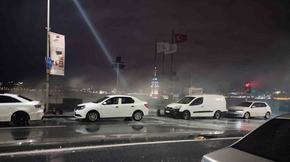 stanbul'u frtna sard: Dev dalgalar skdar sahilini vurdu 
