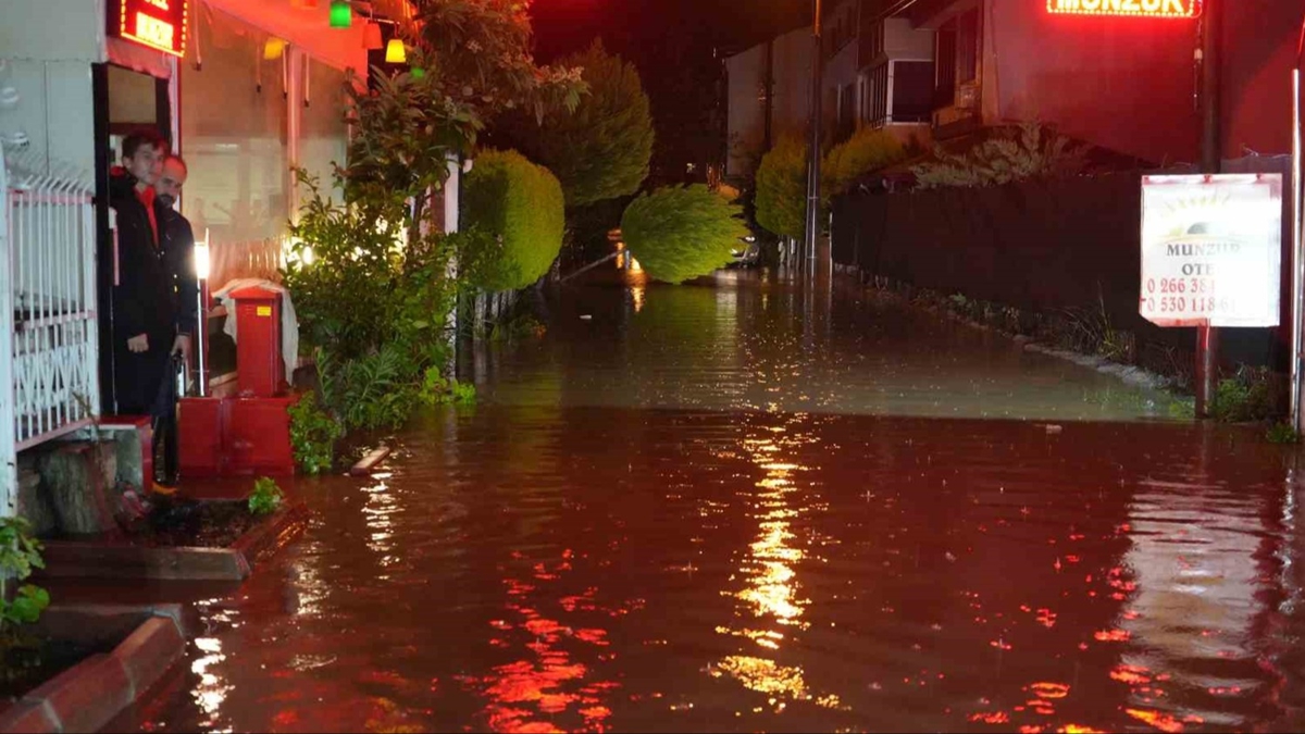 Balkesir'i lodos ve saanak vurdu: Su basknlar her yeri gle evirdi