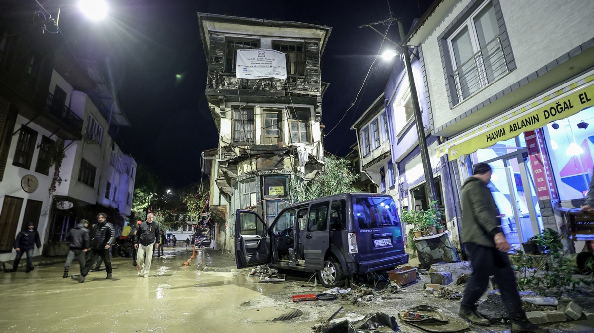 Tirilye'de aralar srklendi, i yerlerini su bast