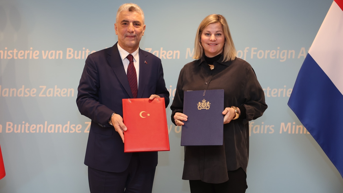 Trkiye ile Hollanda arasnda imzalar atld