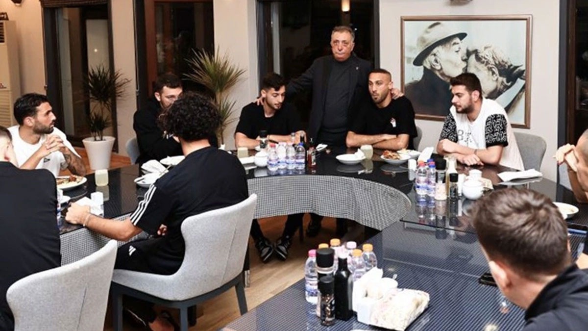 Ahmet Nur ebi, futbolcularla vedalat