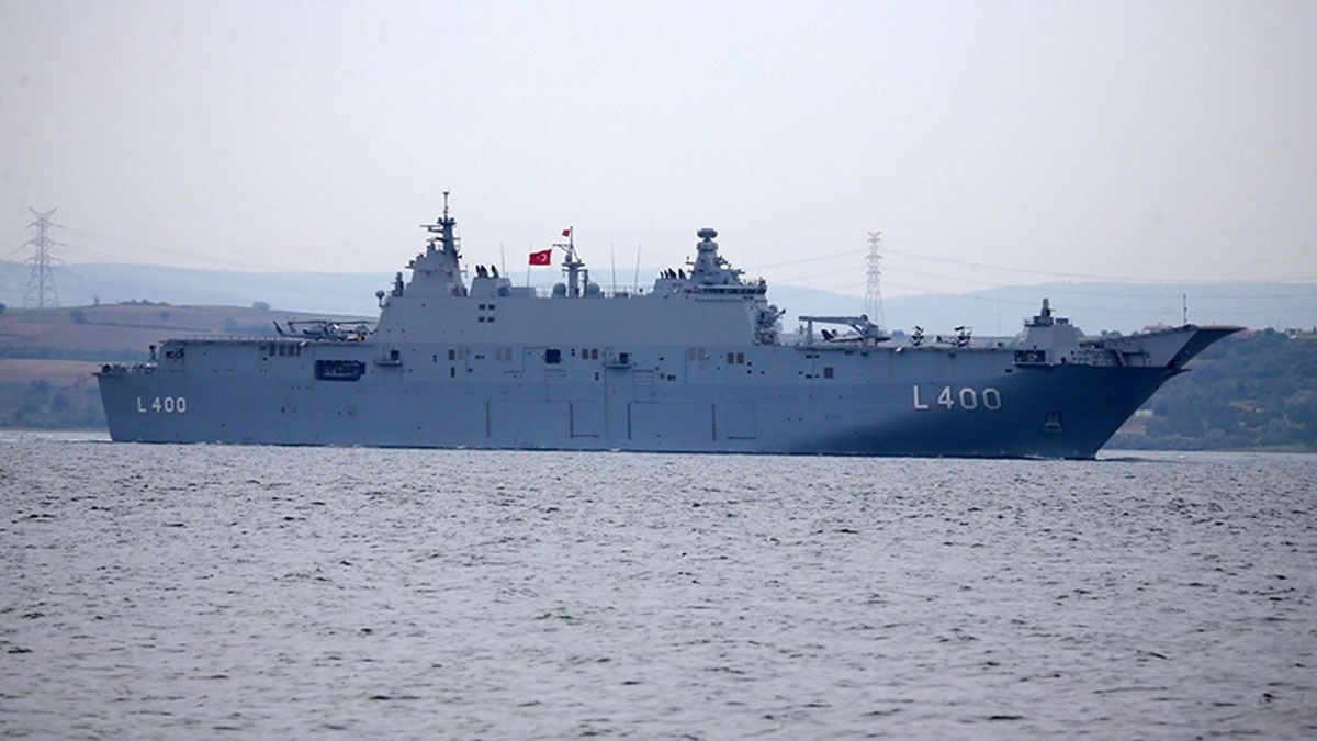 zmit Krfezine demirleyen Trkiye'nin amiral gemisi TCG Anadolu'ya ziyaretler sryor